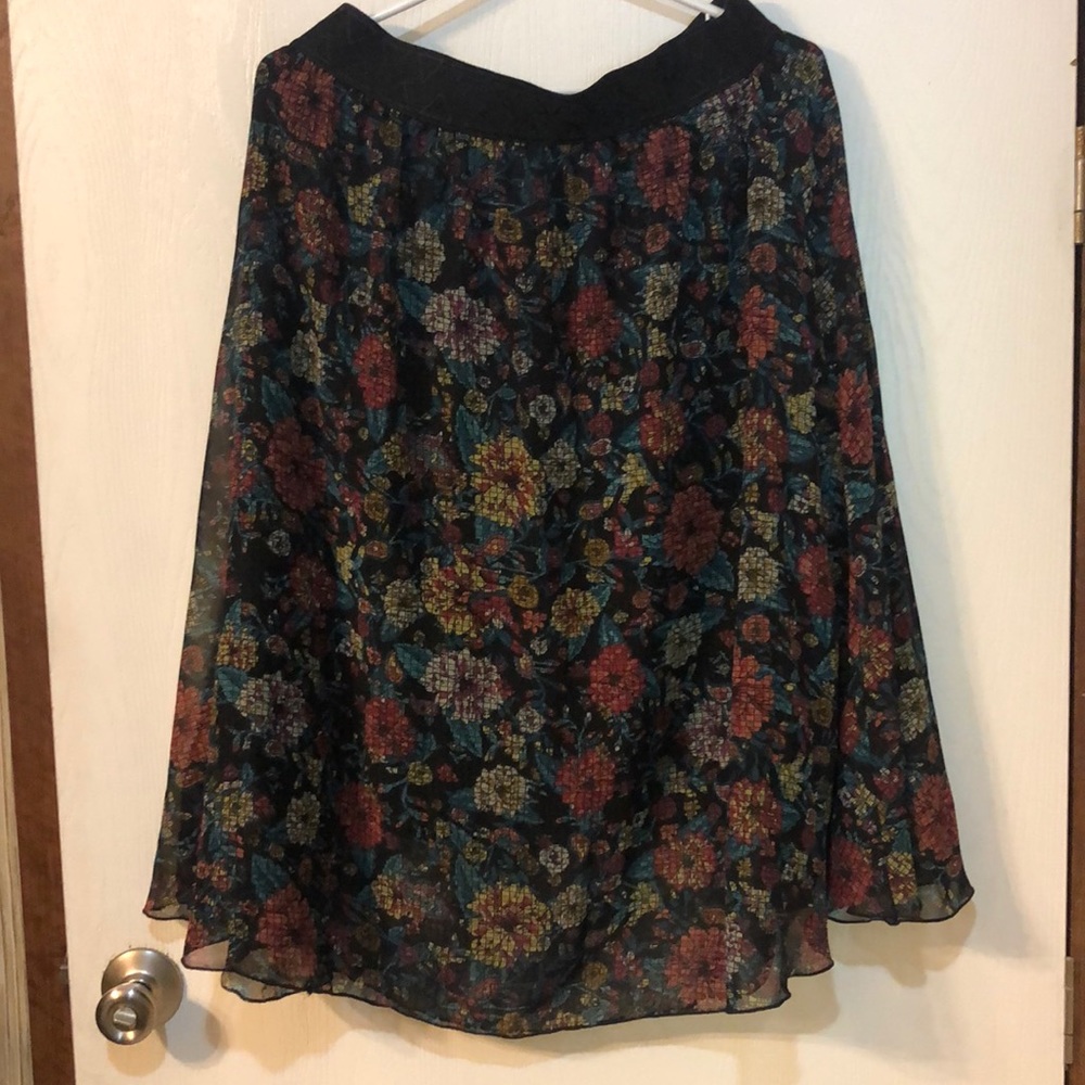 The Lola skirt, LuLaRoe’s midi skirt